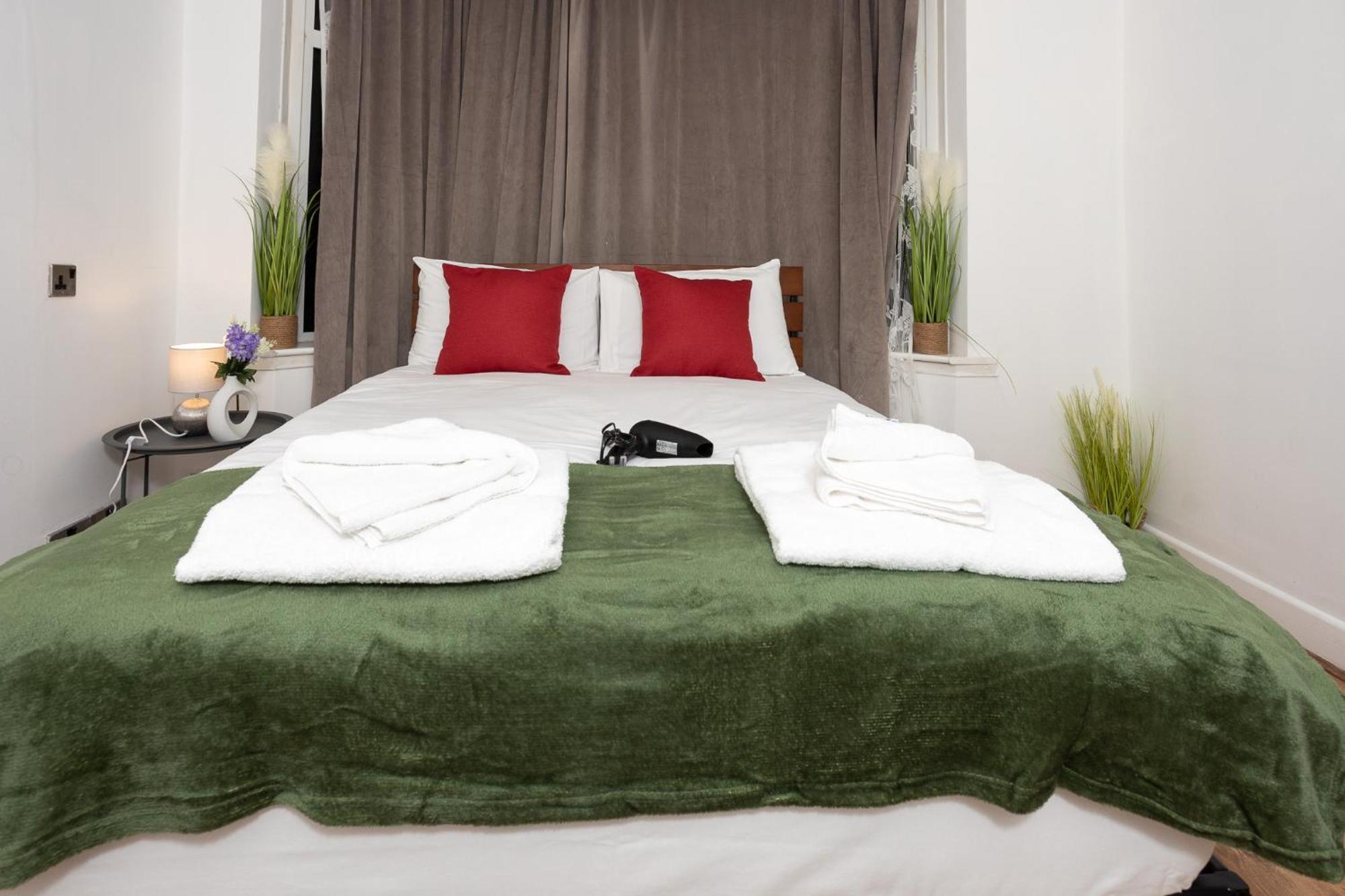 Spacious & Comfy Home In West Midlands - Sleeps 8, Free Parking, Wifi, Netflix, Prime Location, Ideal For Contractors, Business, Groups, Travellers, Families And Relocators Coventry Dış mekan fotoğraf