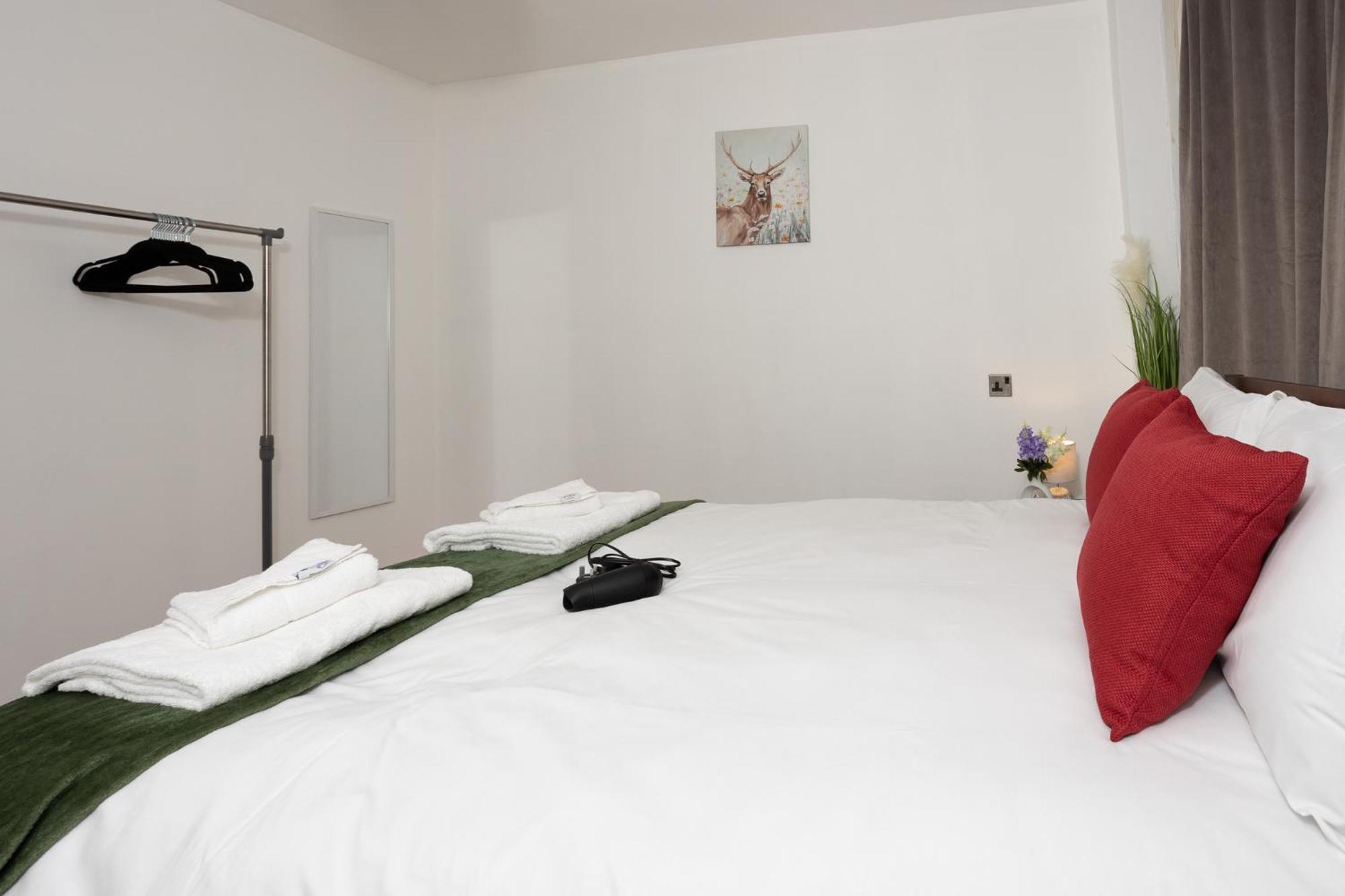 Spacious & Comfy Home In West Midlands - Sleeps 8, Free Parking, Wifi, Netflix, Prime Location, Ideal For Contractors, Business, Groups, Travellers, Families And Relocators Coventry Dış mekan fotoğraf