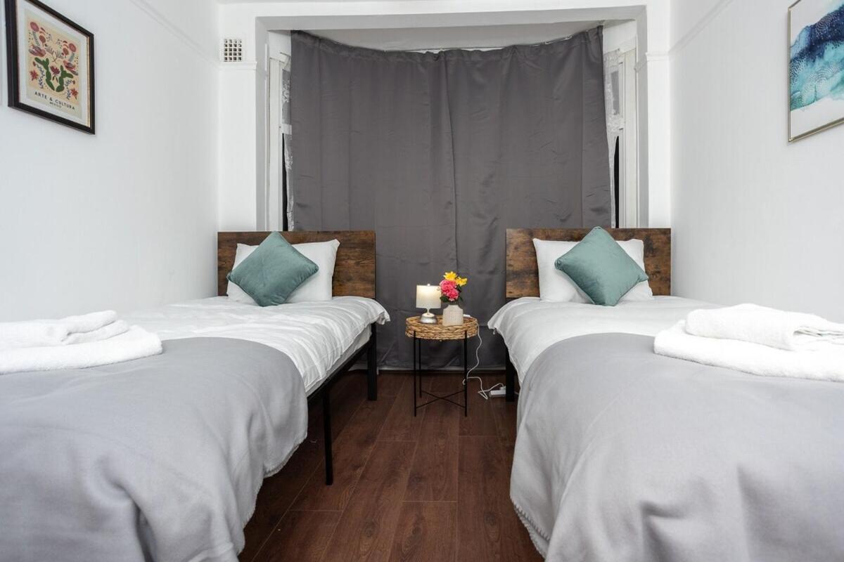 Spacious & Comfy Home In West Midlands - Sleeps 8, Free Parking, Wifi, Netflix, Prime Location, Ideal For Contractors, Business, Groups, Travellers, Families And Relocators Coventry Oda fotoğraf