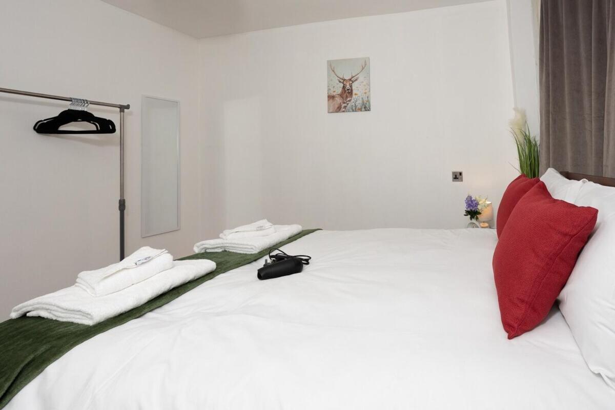 Spacious & Comfy Home In West Midlands - Sleeps 8, Free Parking, Wifi, Netflix, Prime Location, Ideal For Contractors, Business, Groups, Travellers, Families And Relocators Coventry Oda fotoğraf