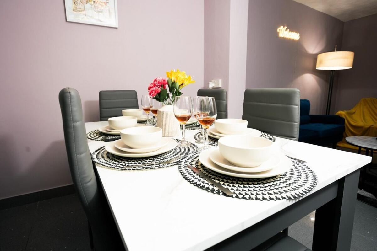 Spacious & Comfy Home In West Midlands - Sleeps 8, Free Parking, Wifi, Netflix, Prime Location, Ideal For Contractors, Business, Groups, Travellers, Families And Relocators Coventry Oda fotoğraf